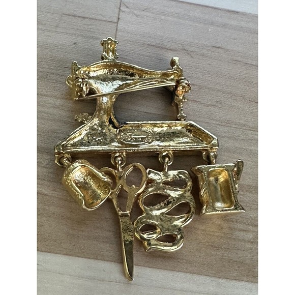 Vintage Danecraft Brooch Antique Sewing Machine Black/Gold w Dangle Charms 2x3" - Picture 2 of 4